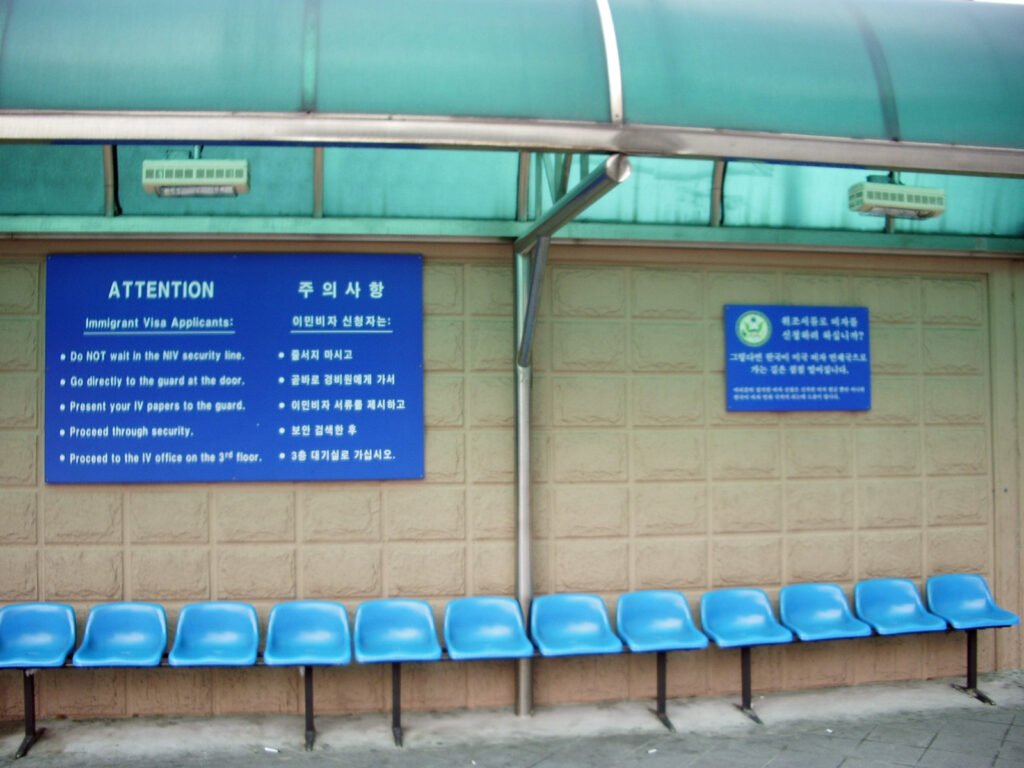 서울 주한 미국대사관 비자 대기 공간