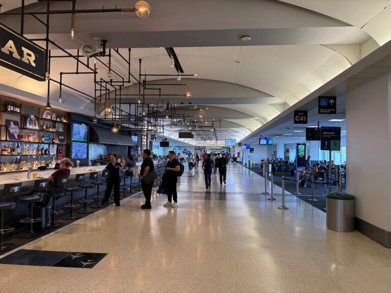 휴스턴 조지 부시 인터컨티넨탈 공항 C터미널 내부