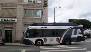 LA 웨스턴 애비뉴를 달리는 DASH 버스