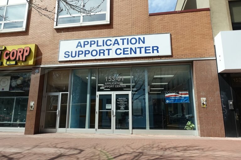 뉴욕 퀸즈의 USCIS 지문 채취 센터 건물
