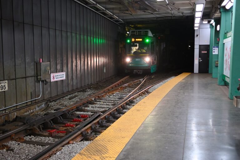 켄모어역의 MBTA 그린라인 열차